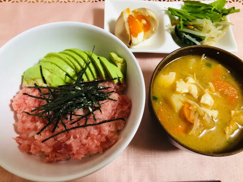 【どーしても食べたくなる🐷】まぐろ丼　豚汁|飛鳥さん