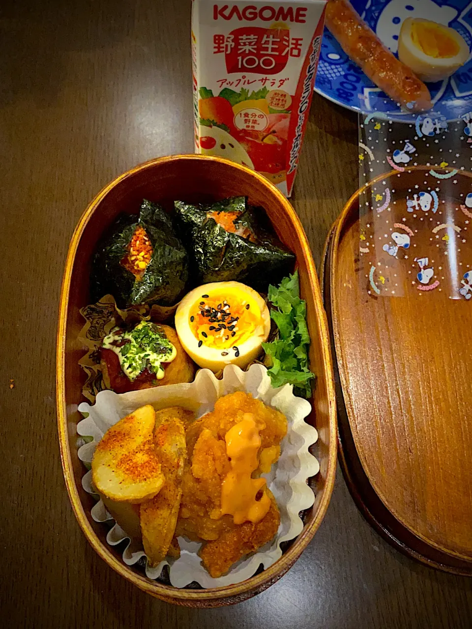 お弁当🍱　たらことすき焼きふりかけのおむすび🍙　煮卵　胡麻塩　タコ焼き　ソースマヨ青海苔　フライドチキン　オーロラ辛ソース　フレンチフライ　チリガーリックシーズニング　かき菜　野菜ジュース|ch＊K*∀o(^^*)♪さん