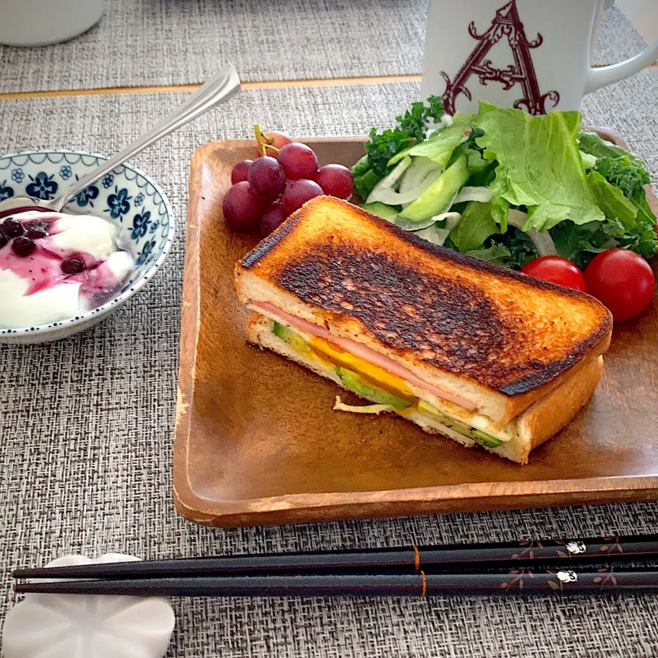 Snapdishの料理写真:アボカドエッグのホットサンドで朝食|ツインうさぎさん