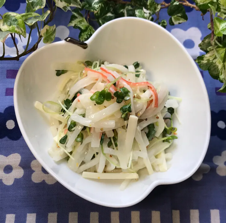 🍏大根カニカマ裂けるチーズのサラダ🥗今日は爽やかリンゴ入り♬ギリシャヨーグルトでさっぱり🥗|Hollyさん