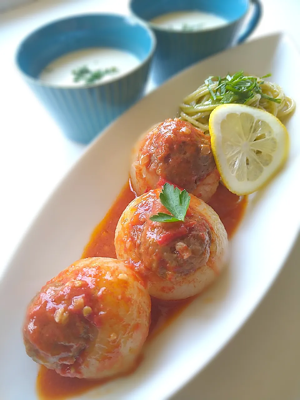 AXさんの料理 新玉ねぎの肉詰めトマトソース煮込み、バジリコパスタ添え✨|まめころさん