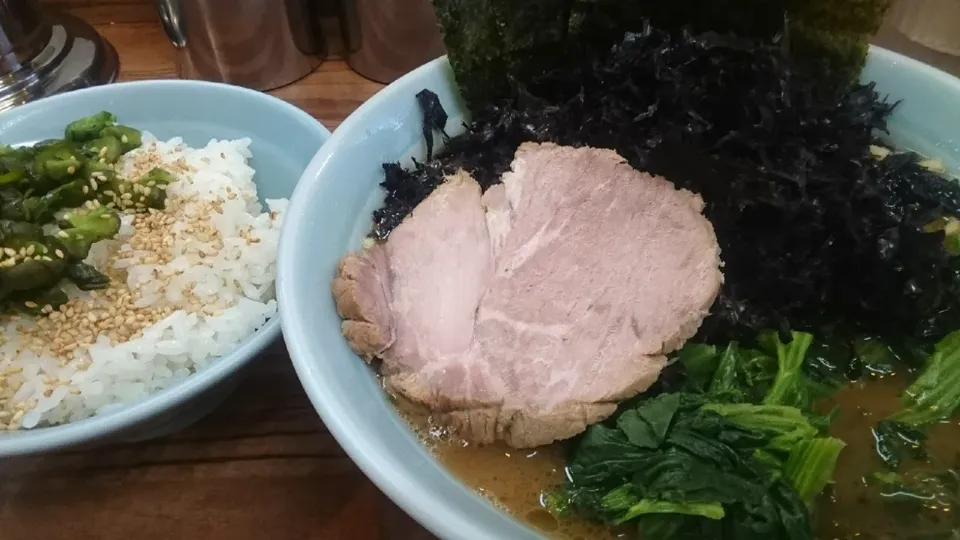 【8時～20時で営業中】
横浜らーめん 武蔵家 板橋店
ラーメン並（650円、
麺かため/味ふつう/脂少なめ）
＋岩のり（150円）
＋ホウレン草増し（100円）
＋中ライス（食べ放題、無料）
＠中板橋5分
（赤羽から徒歩で43分）
21083|大脇さん