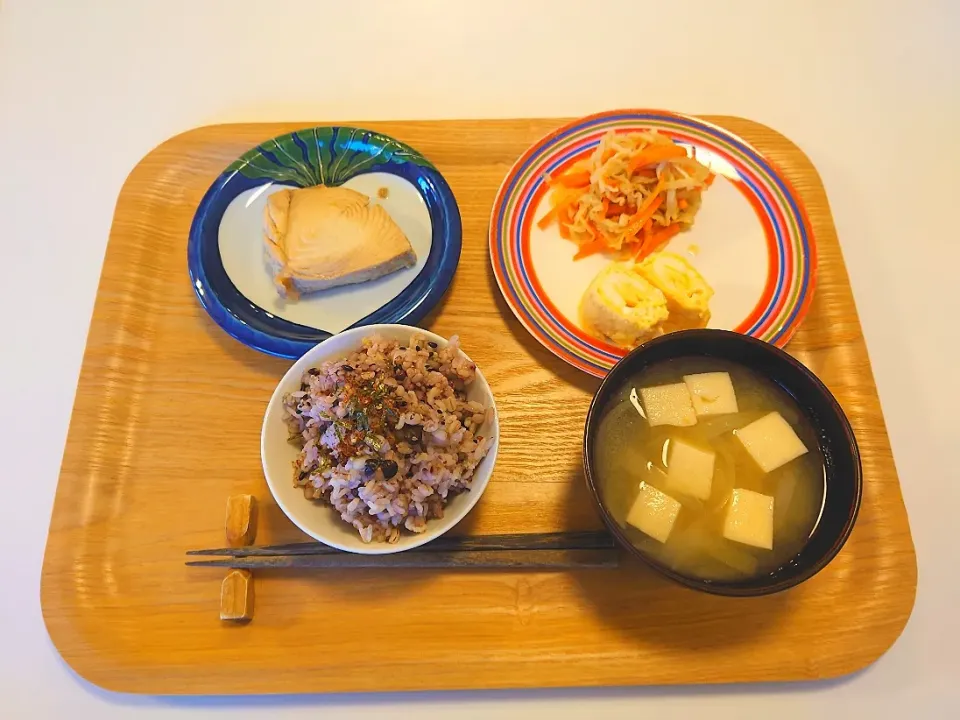 今日の夕食　もうか鮫の煮付け、切り干し大根の煮物、甘酒卵焼き、雑穀米、高野豆腐とわかめの味噌汁|pinknari🐰🌈さん