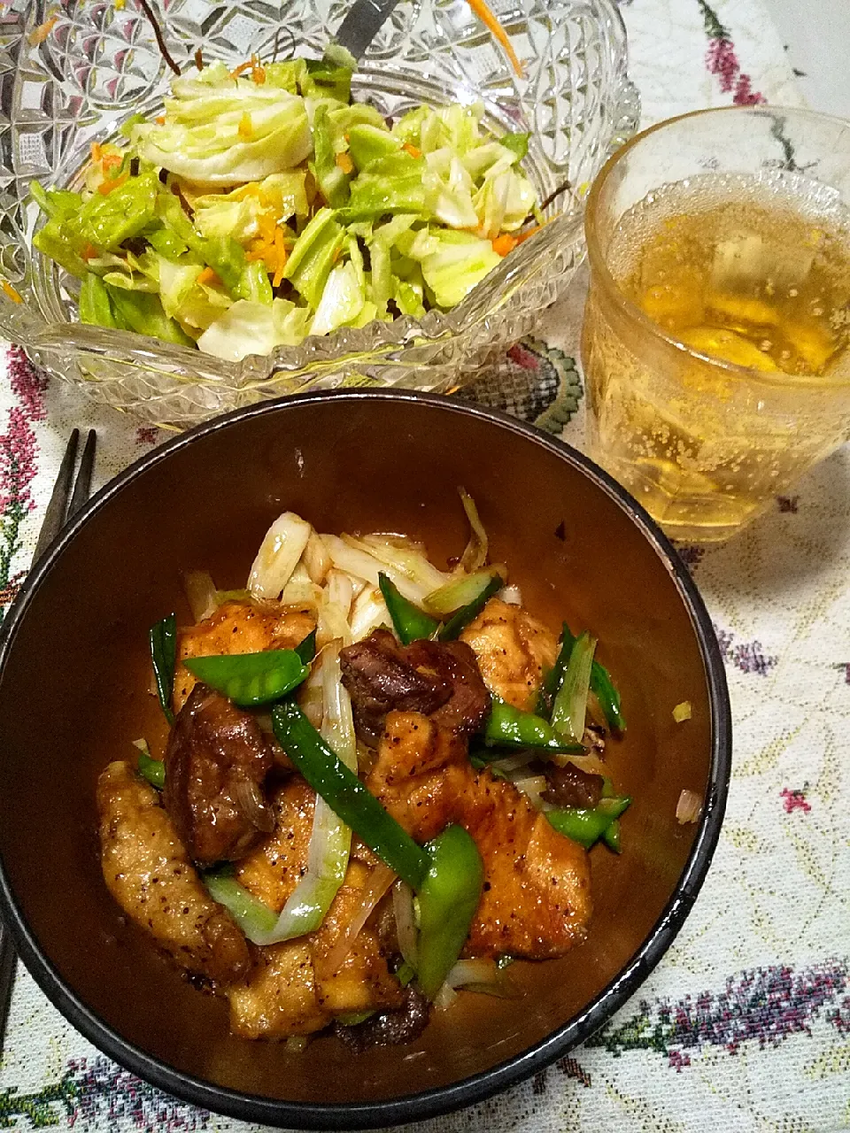 今日の晩御飯
※鶏胸とレバーの生姜焼き
※キャベツと八朔の酢漬け塩昆布サラダ
※ハイボール|れあMIXさん