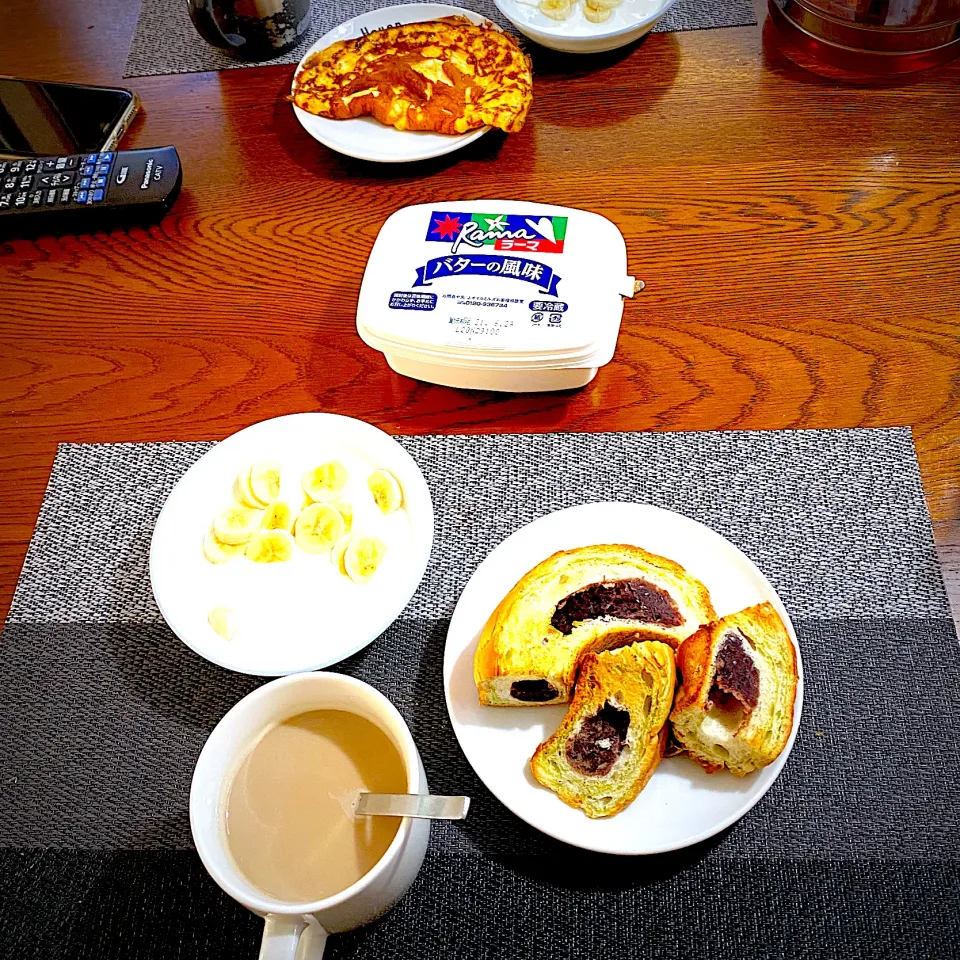 Snapdishの料理写真:4月 21日　朝ごはん　抹茶あんぱん、カフェオレ、ヨーグルトバナナ、|yakinasuさん