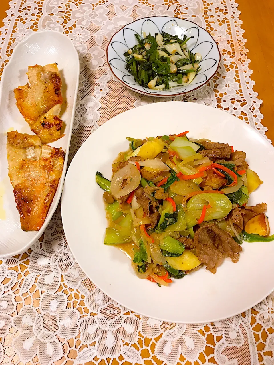 Snapdishの料理写真:♡今夜の夕飯♡牛肉と青梗菜と野菜のレモン風味の炒め♡あかつき塩胡椒炒め♡酒粕の赤魚♡令和3年4月21日水曜日♡|♡Fille√chie♡さん