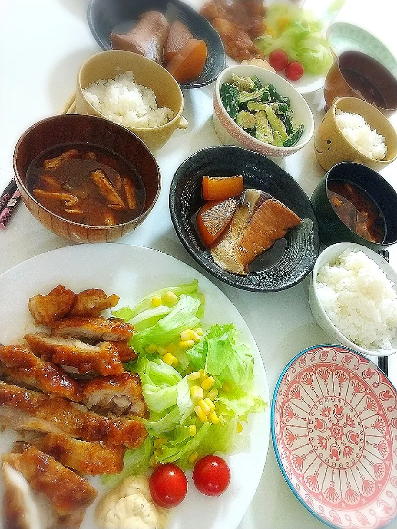 夕食(*^^*)
チキン南蛮&サラダ🥗
ぶり大根
たたききゅうりとツナのマヨポンあえ
お味噌汁(なす、油揚げ)|プリン☆さん