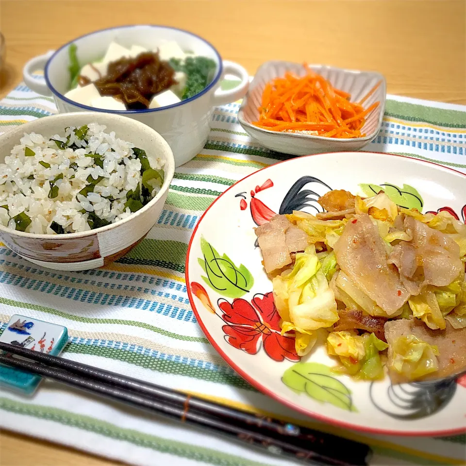 Snapdishの料理写真:キャベツと豚バラの甘辛味噌炒め、にんじんナムル、豆腐ともずくサラダ、わかめご飯|ツインうさぎさん