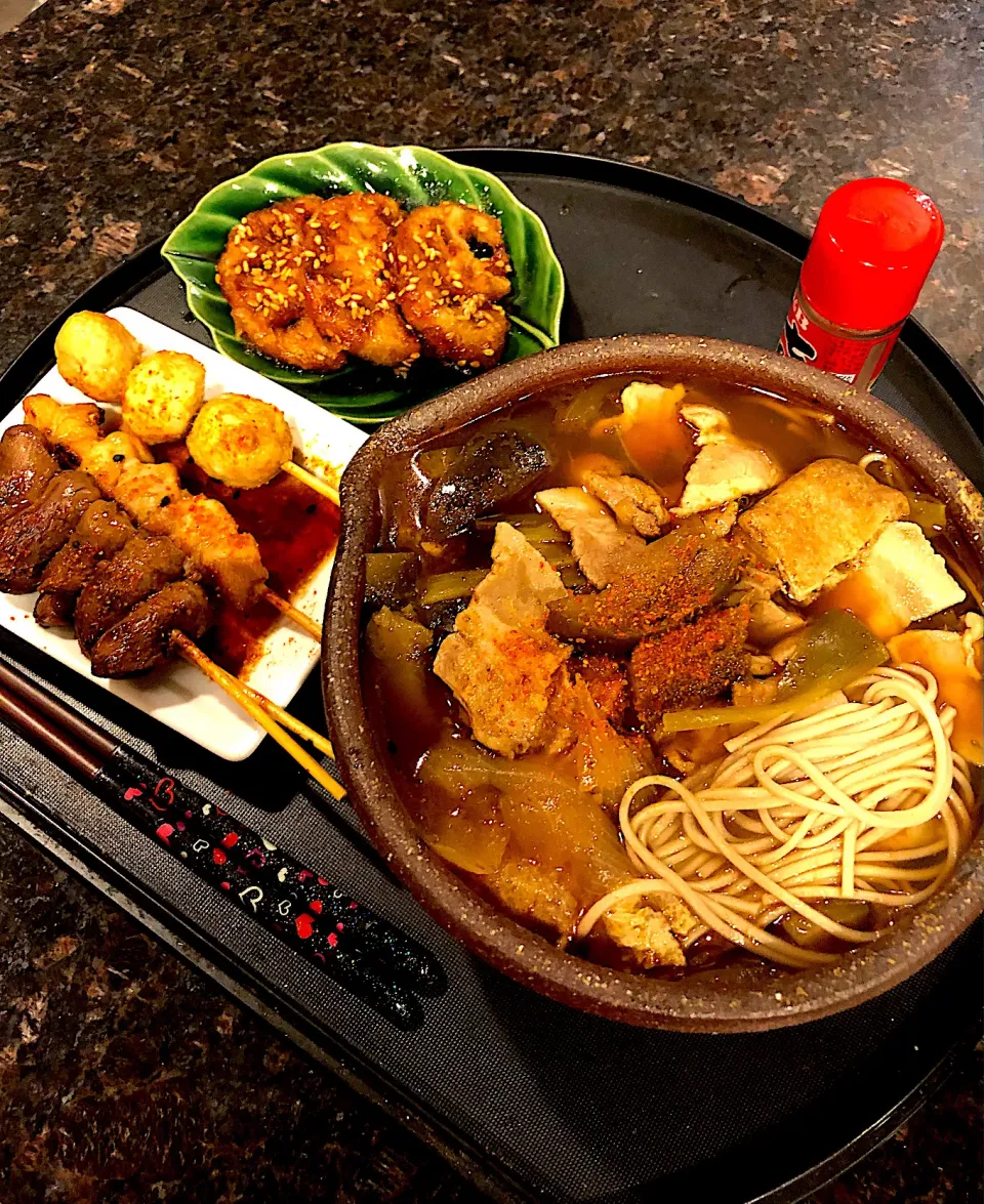 Snapdishの料理写真:豚肉蕎麦(玉ねぎ、油揚げ、トロットロ茄子、葱)🍲🌿焼き鳥のお夕飯♥️|💍ごはん🍚さん