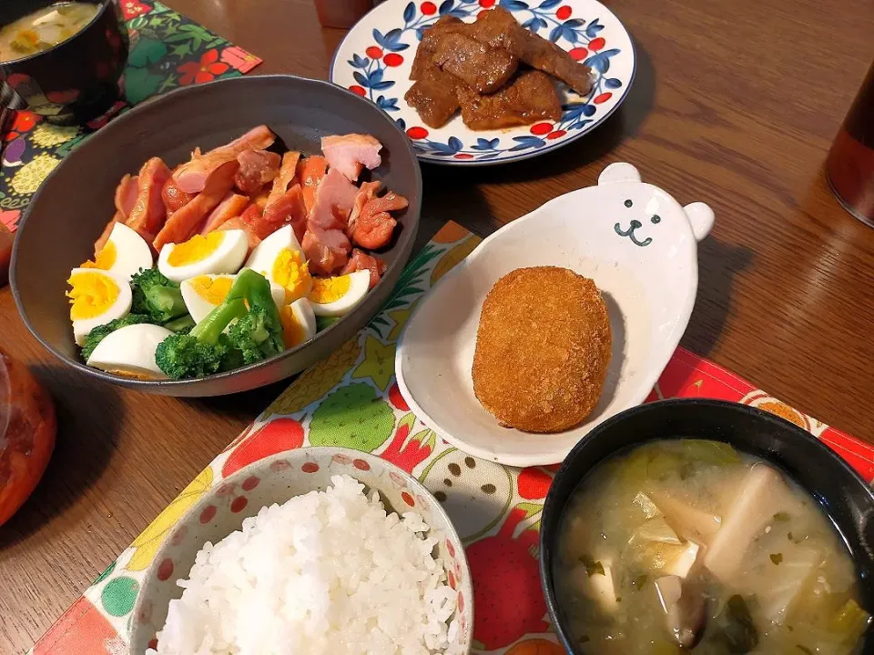 夜ごはん　スモークチキン、焼き肉、コロッケ|みやこさん