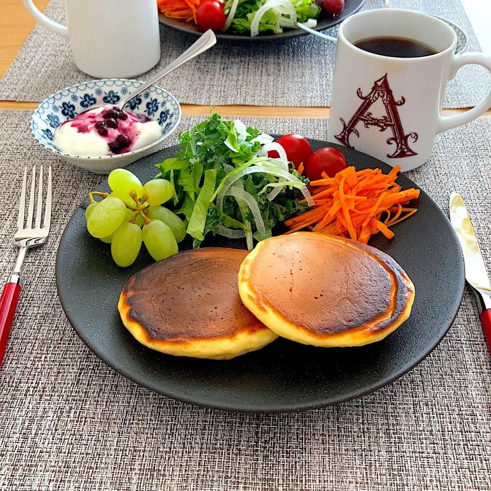 Snapdishの料理写真:ホットケーキで朝食|ツインうさぎさん