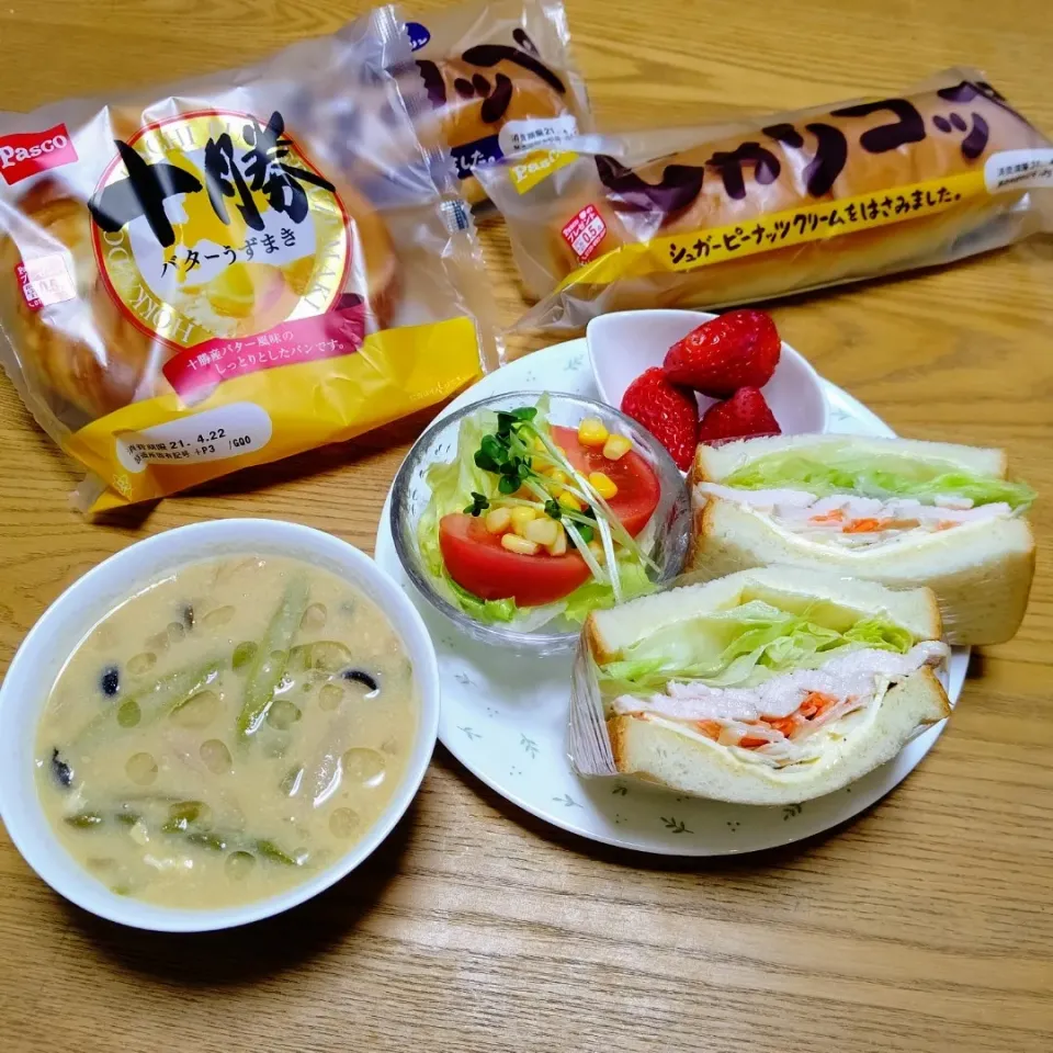 Snapdishの料理写真:『自家製サラダチキンサンドとスモークマヨネーズ』|seri-chanさん