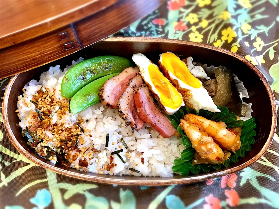 サラ弁　　　　　　　　　　　　　　　　　海老の玉葱ソース　豚と茄子の煮物　目玉焼き　スナップえんどうソテー　鴨スモークソテー|じゅんさんさん