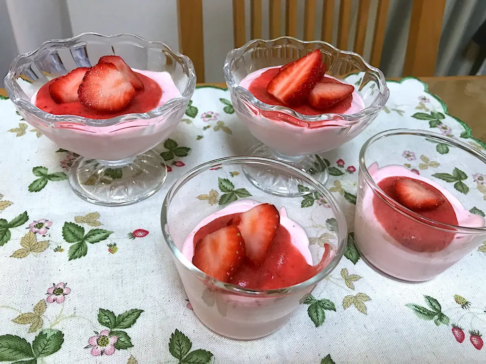 Snapdishの料理写真:苺のムース🍓|えいぽんさん