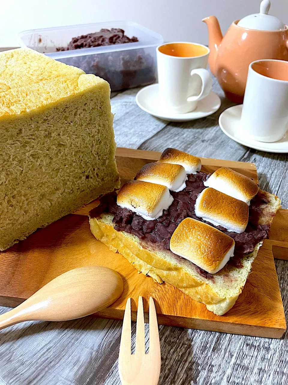 抹茶オーレの食パンと自家製餡子にマッシュマロ添えて❤️|いっちゃんさん