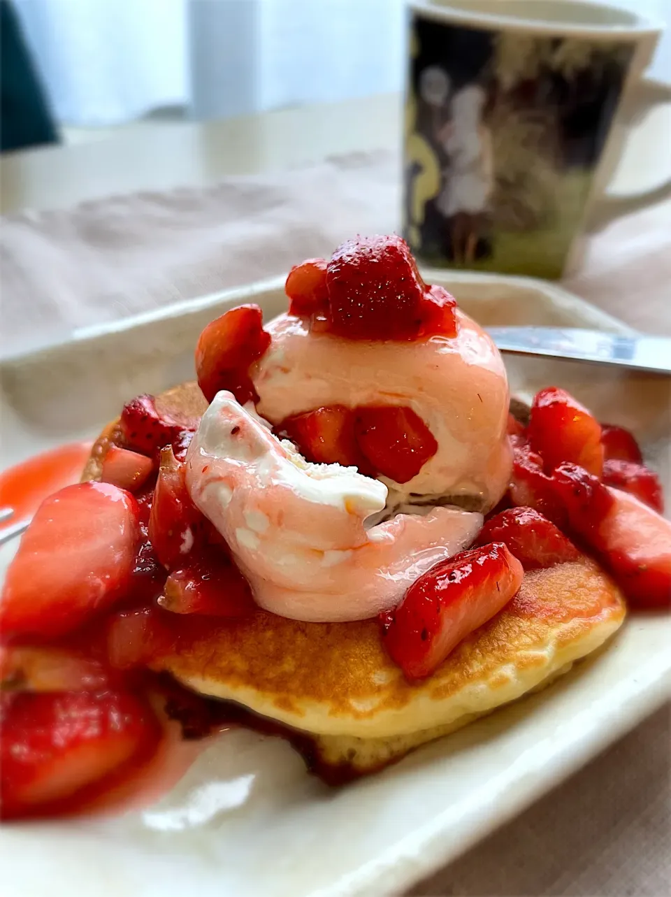 Snapdishの料理写真:雪見だいふくパンケーキ　いちごソースかけ|さっちんさん