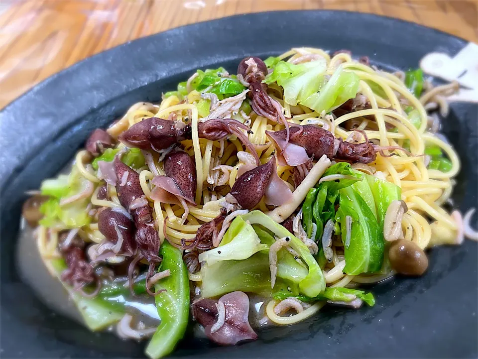 Snapdishの料理写真:ホタルイカとしらすと春キャベツのペペロンチーノ🍝|buhizouさん