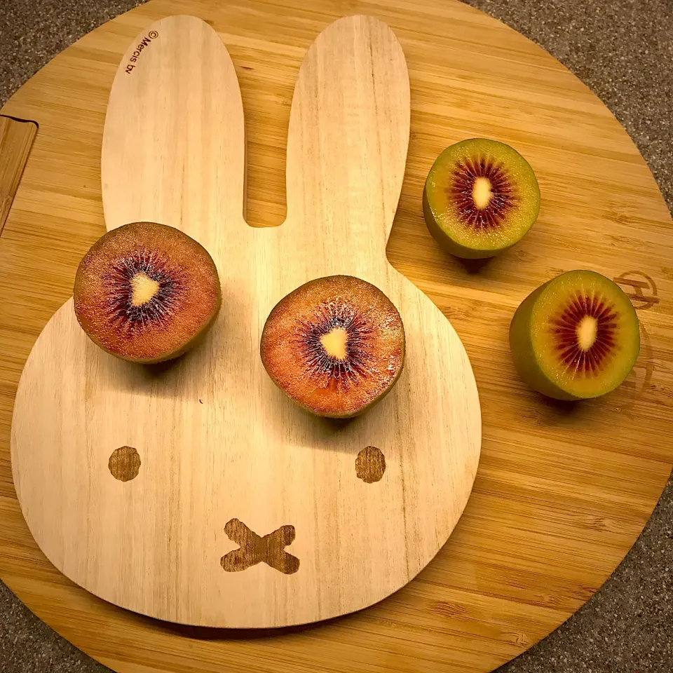 Red kiwi is in season|mikey-minnieさん