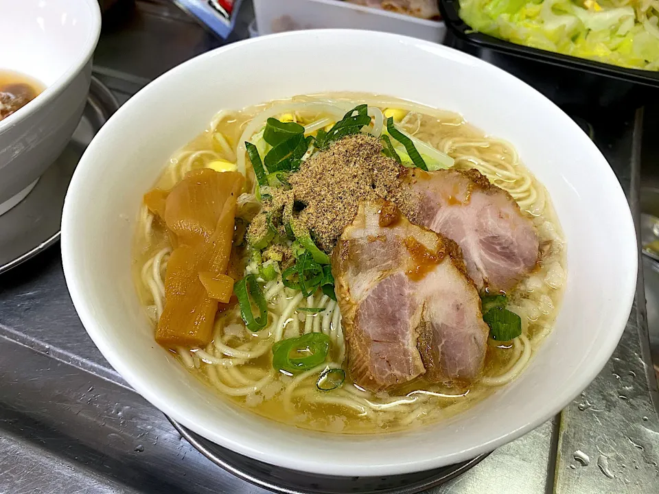 うちの背脂醤油ラーメン白|さくたろうさん