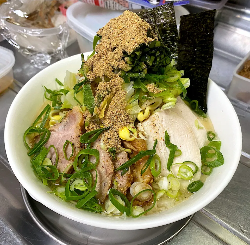 うちの背脂醤油ラーメン白　野菜多め　肉多め　特製ニラ醤油　海苔増し|さくたろうさん