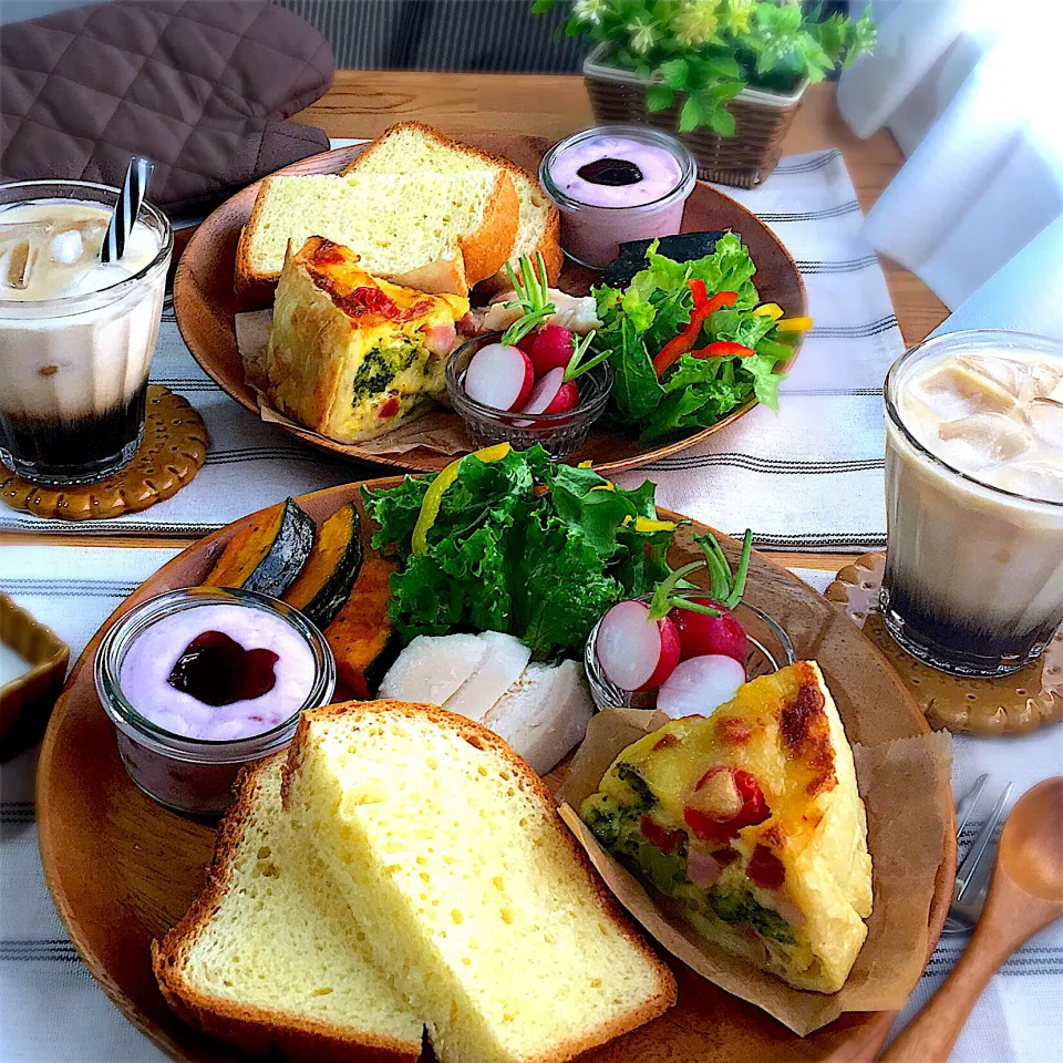 Snapdishの料理写真:バターたっぷりブリオッシュ食パンとパイキッシュのあさごはん🌤🍞🍽☕️*゜|mou mouさん