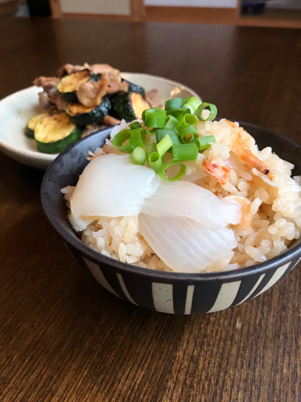 Snapdishの料理写真:新玉ねぎの炊き込みご飯　豚とズッキーニの生姜ポン酢炒め|K(カンナ)さん