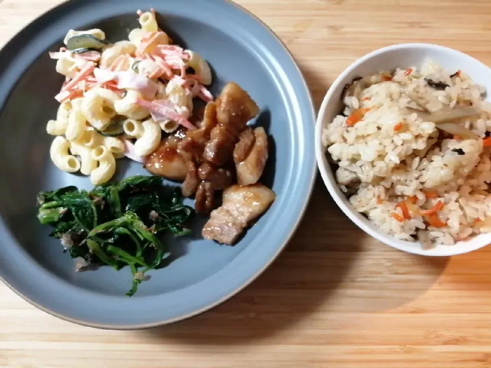 Snapdishの料理写真:夜ご飯
豚バラ炒め、ほうれん草のおひたし、マカロニサラダ、かしわ飯|mokomokoさん