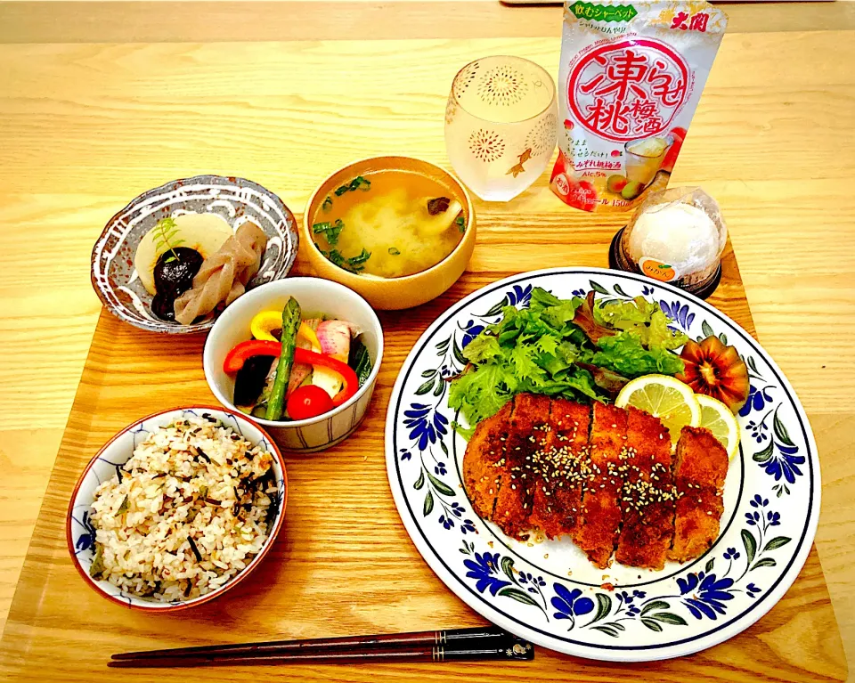 Snapdishの料理写真:今日の夕食　トンカツ　ふろふき大根　水キムチ　きのこのお味噌汁　こしあぶらの混ぜご飯　みかん大福|ふわ猫はなちゃんさん