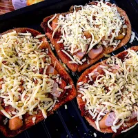 Snapdishの料理写真:Sausage doublecheese pizza|Kalyakorn Chaiwiwishさん