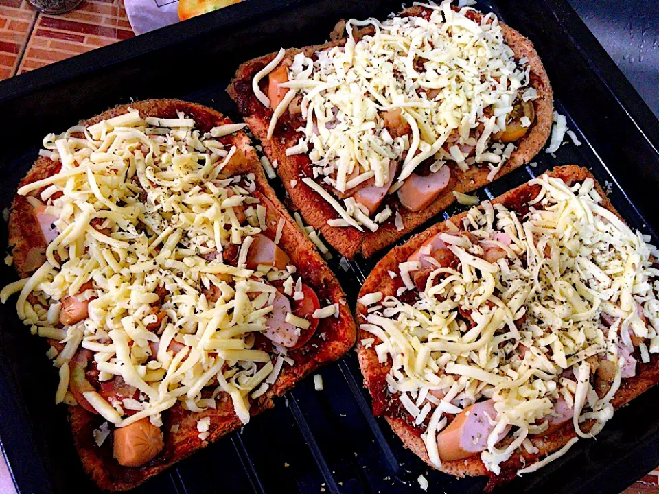 Snapdishの料理写真:Sausage doublecheese pizza|Kalyakorn Chaiwiwishさん