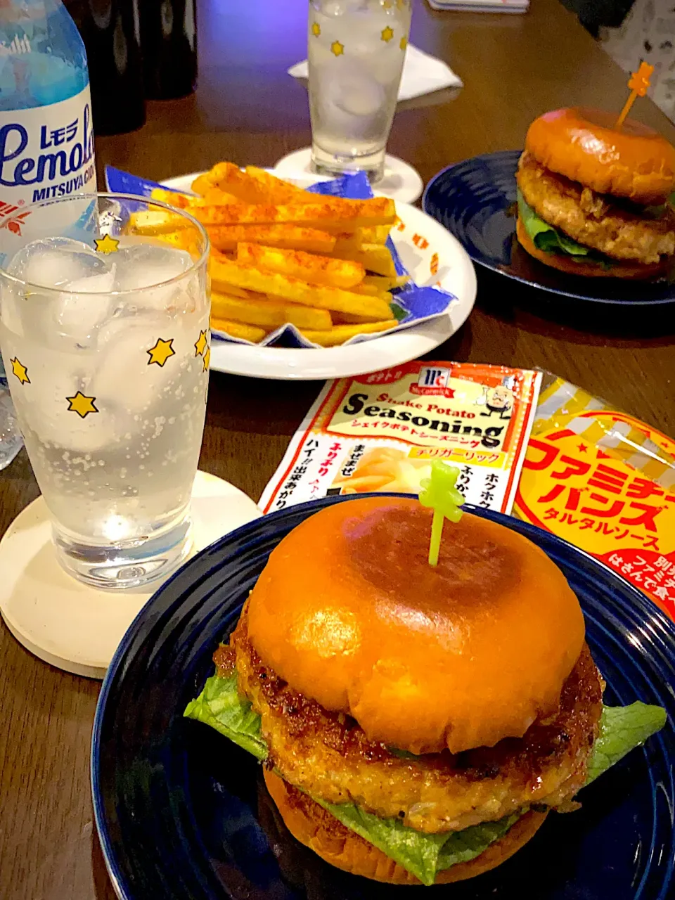 Snapdishの料理写真:ファミチキバンズを使って🍔ハンバーガー　ピーマン舞茸ソテー　レタス　ガーリック醤油ダレ　フレンチフライ　チリガーリックシーズニング　サイダー🍹|ch＊K*∀o(^^*)♪さん