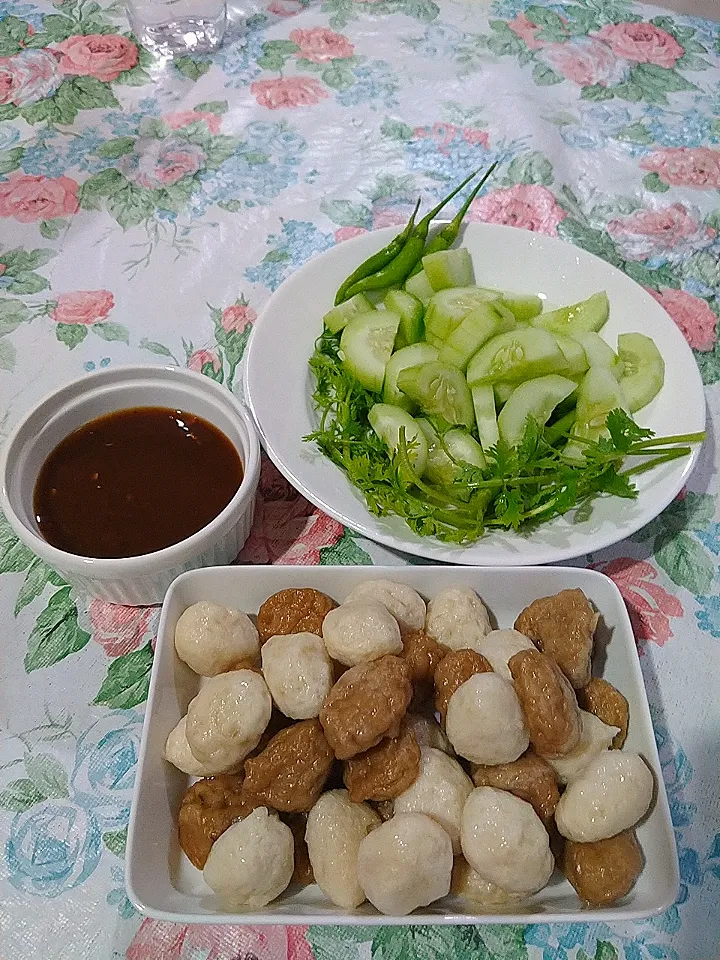 Meat ball with spicy dipping sauce. 😋😋|Boomerangさん