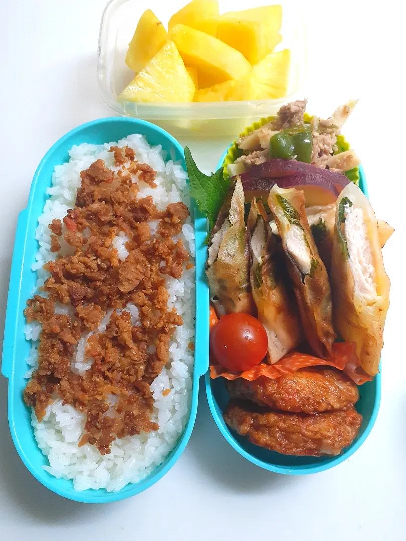 ☆中学生弁当☆そぼろごはん、無限ピーマン筍、薩摩揚げ、ささみ梅シソ春巻、ささみチーズ春巻、薩摩芋甘煮、ミニトマト、パイナップル|ｼｮｺﾗさん