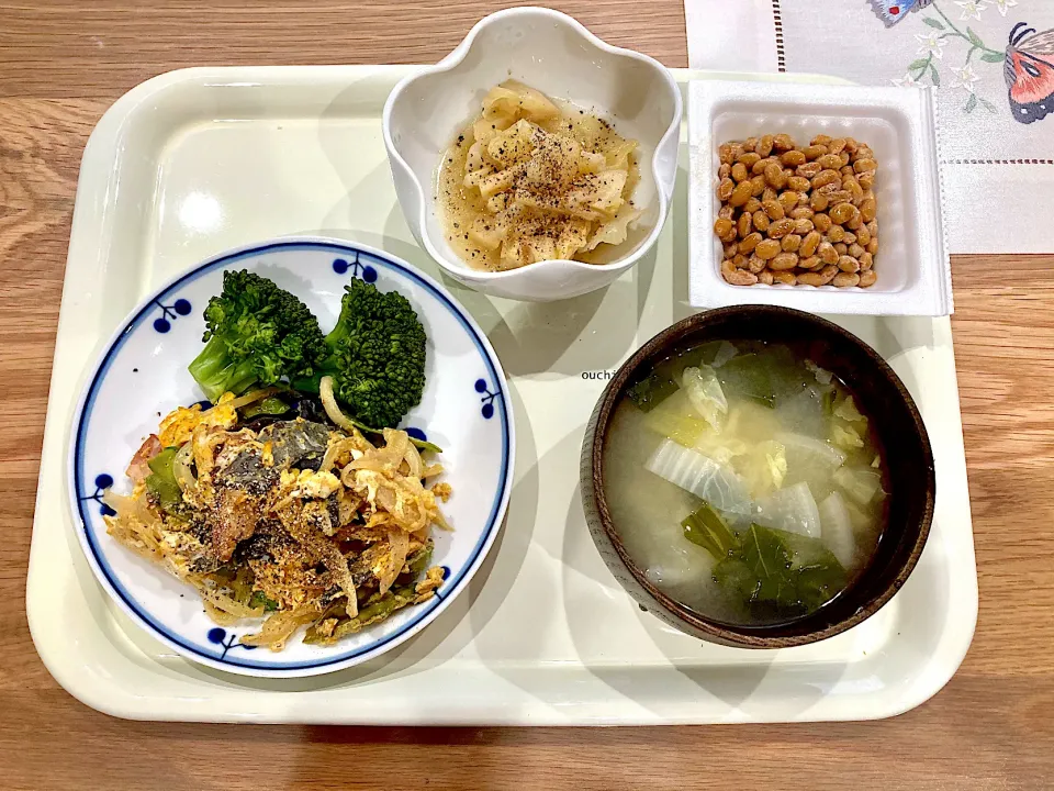 Snapdishの料理写真:えんどうとキクラゲの卵炒めのご飯|みよさん