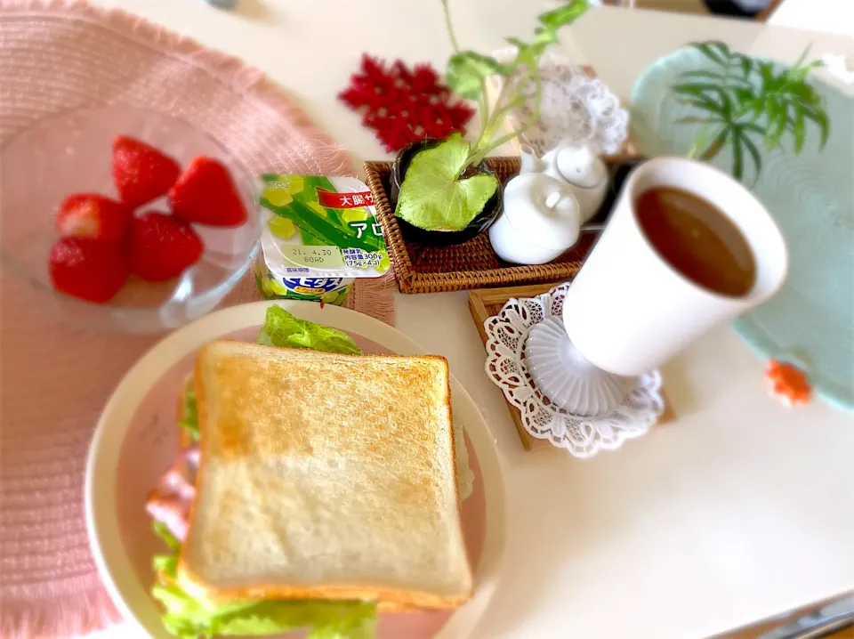 今日の朝ごパン🌭|あーたんさん