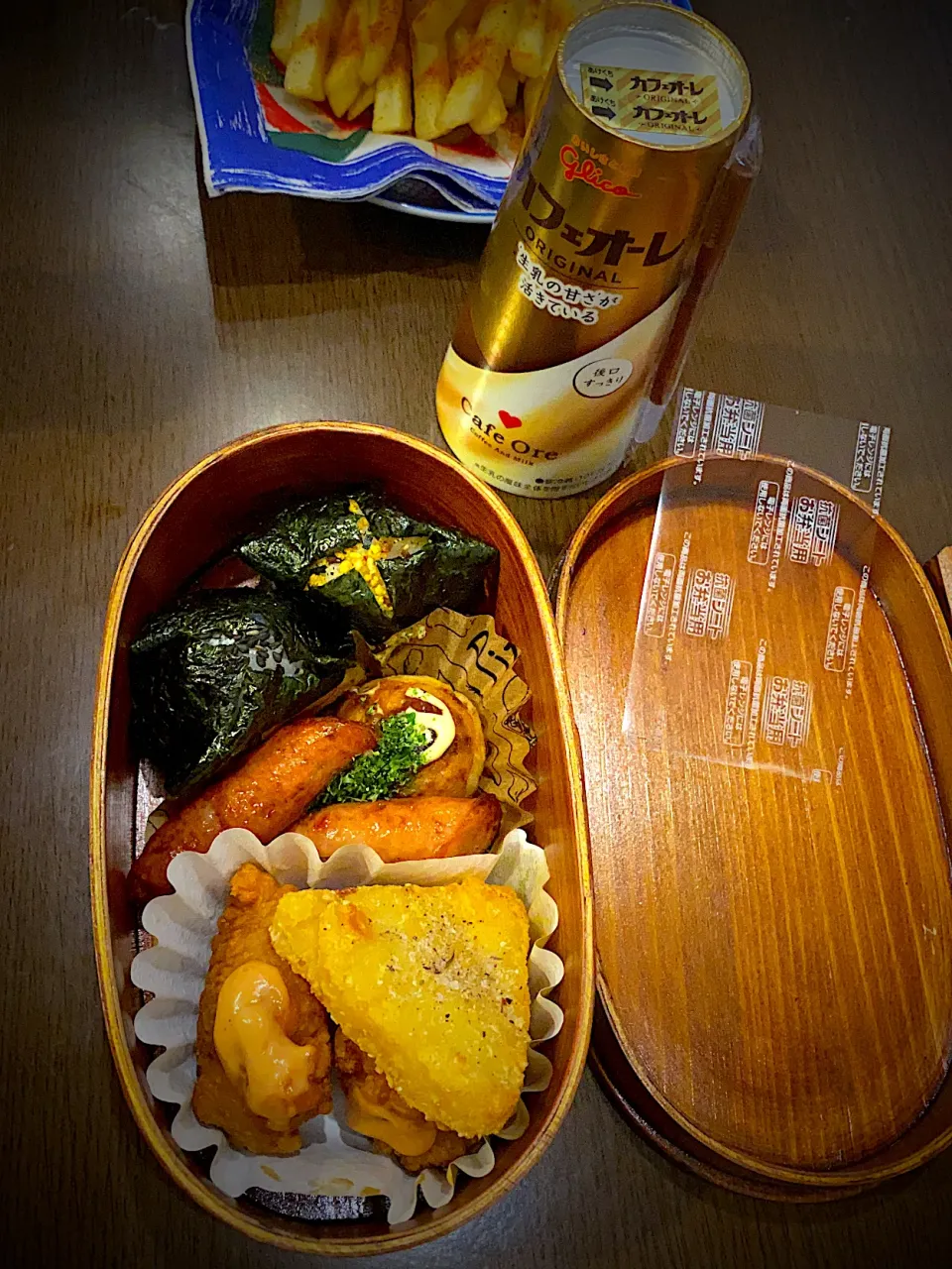 Snapdishの料理写真:お弁当🍱　胡麻塩　ペパたまふりかけおむすび🍙　タコ焼き　ソースマヨ青海苔　チーズ＆オリーブ入りソーセージソテー　チーズポテト　フライドチキン　オーロラ辛ソース　カフェオレ|ch＊K*∀o(^^*)♪さん