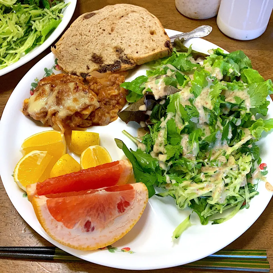 Snapdishの料理写真:サラダ🥗パン🍞ラザニア🧀フルーツ🍊|みんみんさん