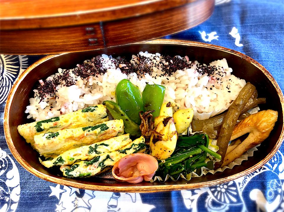 サラ弁　　　　　　　　　　　　　　　　　　ほうれん草とカニカマ入り卵焼き　若イカソテー（カレー風味）　蕗と竹輪の煮付け　ほうれん草お浸し　ベーコン
