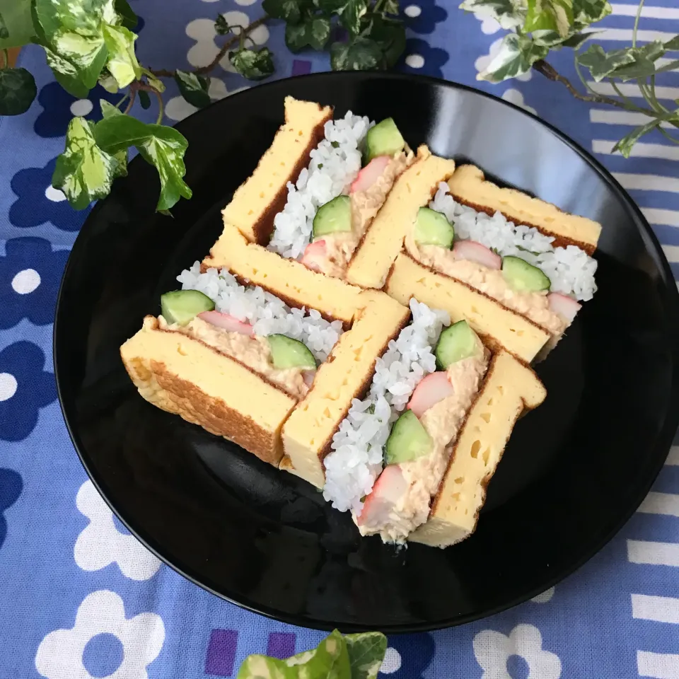 Snapdishの料理写真:🥪トーストサンドみたい❓巻かない伊達巻で ボリューム満点💯サラダ伊達サンド寿司🥪|Hollyさん