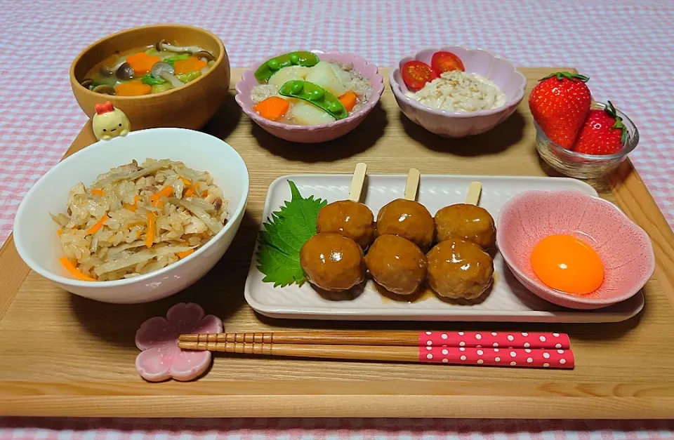 Snapdishの料理写真:❁鶏団子串 甘酢だれ
❁春野菜の塩糀肉じゃが
❁春大根とツナのごまマヨぽん酢サラダ
❁新ごぼうと鶏肉の炊き込みご飯
❁春野菜とぶなしめじのみそ汁
❁いちご🍓|みかんちょこさん