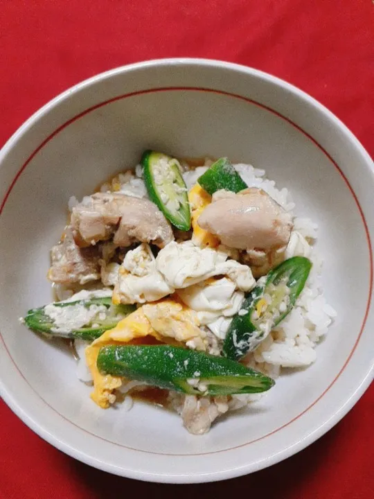 鶏とオクラと卵のさっと煮丼|つばささん