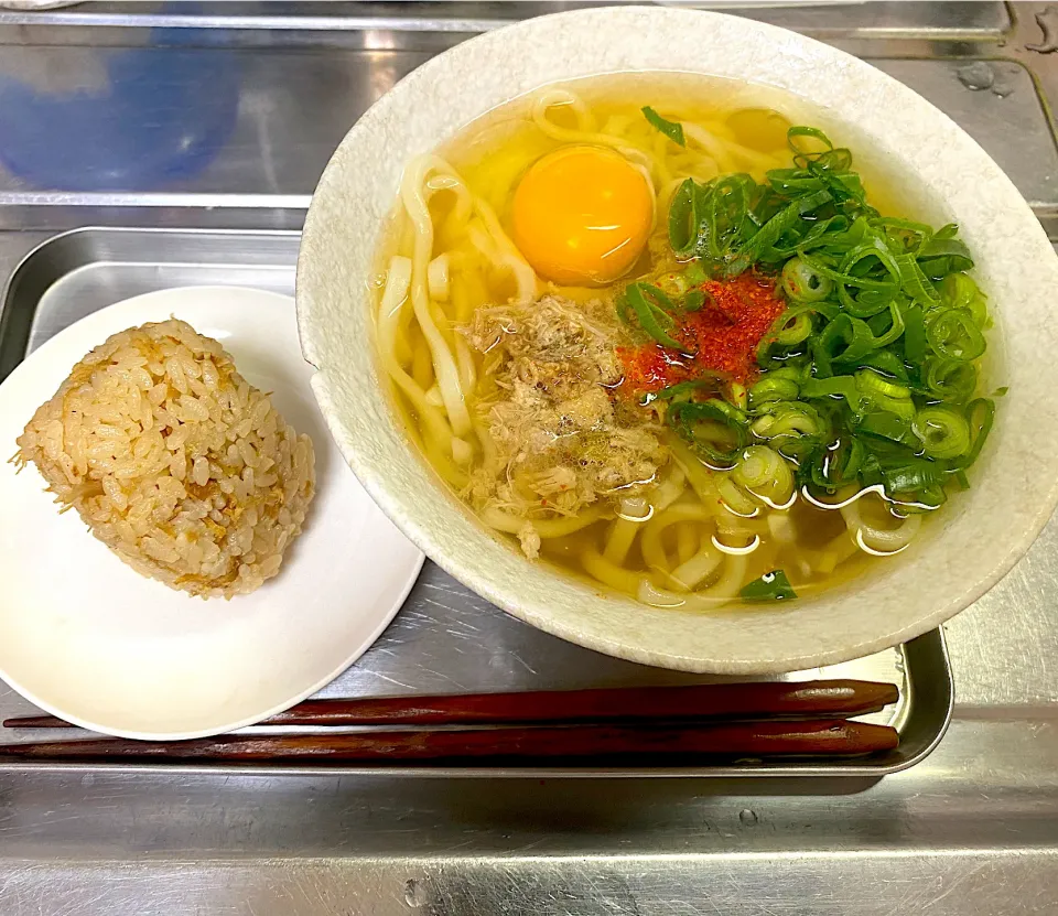 北九州のかしわうどんとかしわおにぎりインスパイア　朝からモリモリ|さくたろうさん