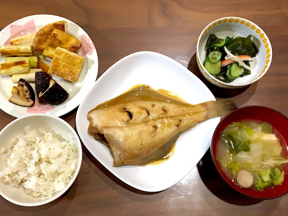 かれいの煮付け 白菜と揚げの味噌汁 きゅうりとカニカマの酢の物 椎茸と揚げ、ねぎの焼いたの甘辛ダレ|おさむん17さん