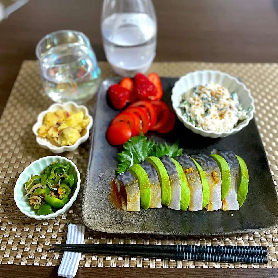 Snapdishの料理写真:4/23晩ご飯：アボカドしめ鯖|ななみんさん