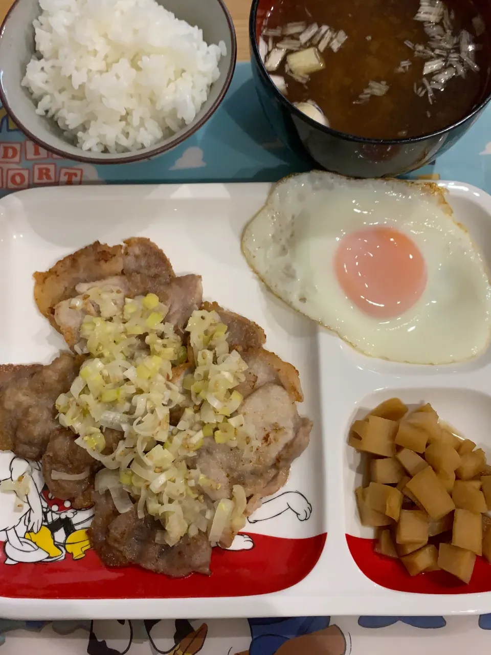 ・豚肉のねぎ塩ダレ　・崎陽軒風たけのこ煮　・目玉焼き|ぺろたんさん