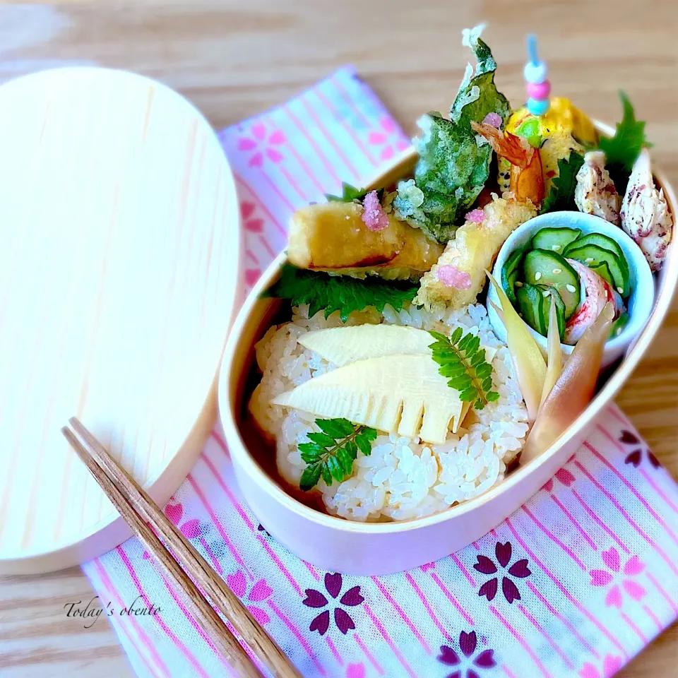 筍ご飯🍚天ぷら【筍煮物と海老🦐アイスプラント】〜桜の花びら塩漬け🌸カニカマときゅうりの酢の物🥒鶏胸肉のしそ梅和え🔴ひじきの煮物卵焼き🥚弁当🍱|Naoさん