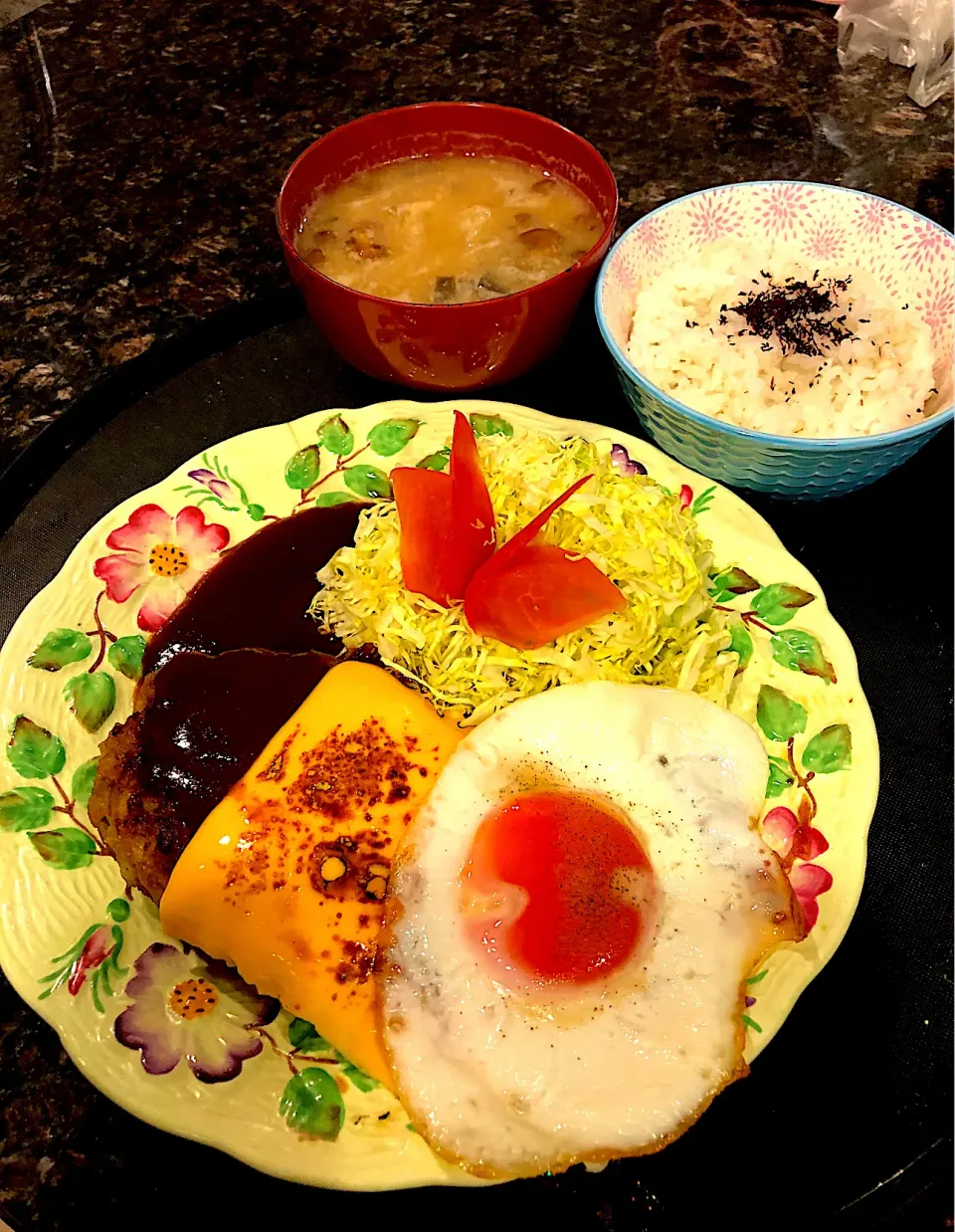 久しぶりな、チーズ乗せハンバーグ❣️蝶々トマト🍅‪( ᐢ︶ᐢ )|💍ごはん🍚さん