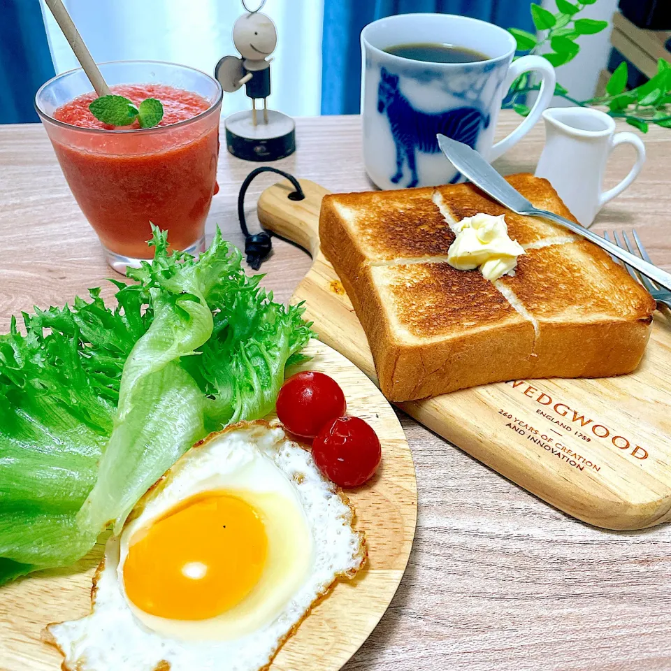 おはようございます。（＾ν＾）　　　　普通の朝食🍞☕️|Sの食卓さん