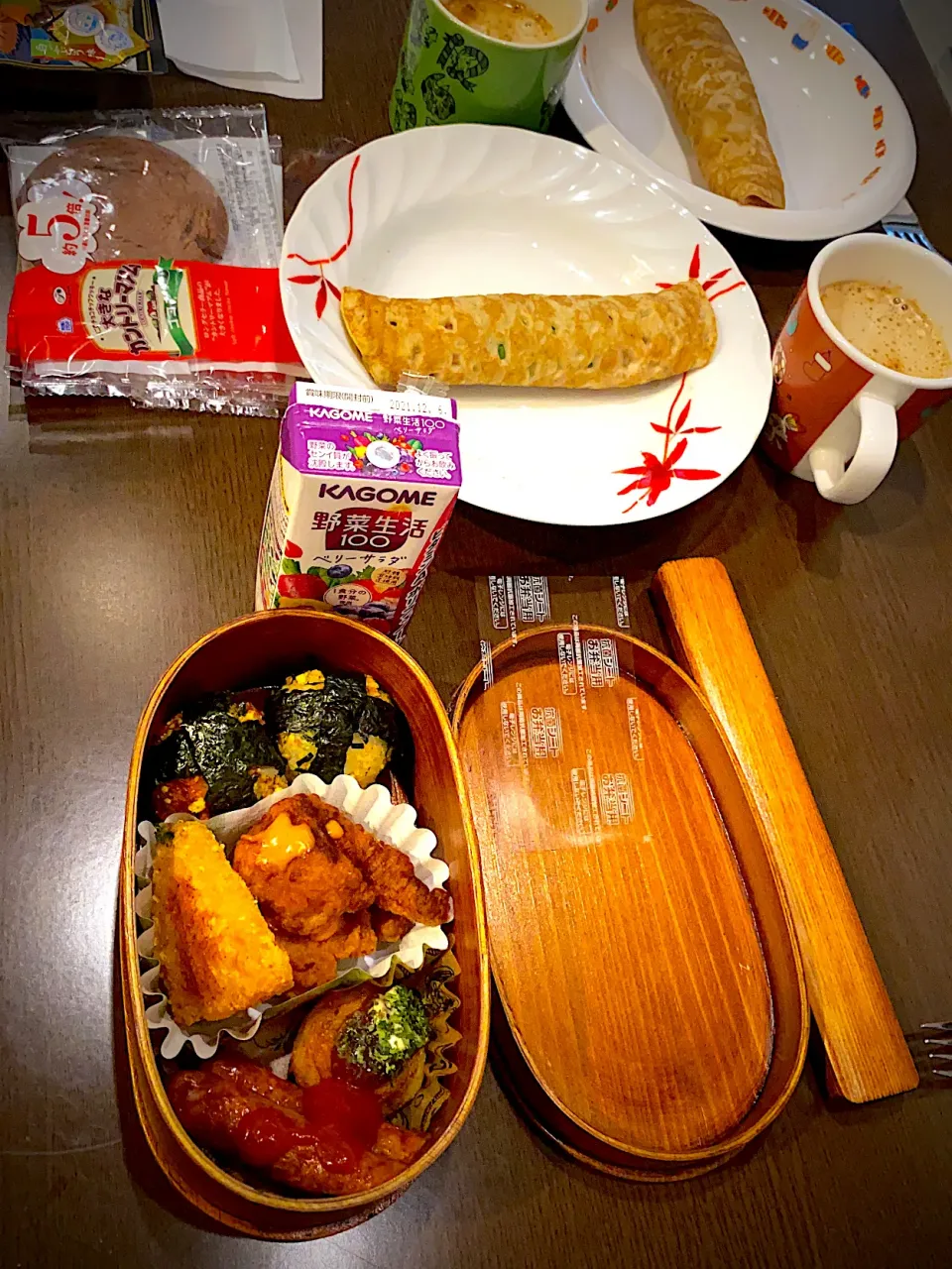 Snapdishの料理写真:お弁当🍱　すき焼きとのりたまふりかけのおむすび🍙　焼き海苔　フライドチキン　オーロラ辛ソース　チーズポテト　たこ焼き　ソースマヨ青海苔　チーズオリーブ入りソーセージソテー ケチャップ　野菜ジュース　ベーコンとチーズのクレープ包み　濃厚ビターカフェラテ☕️|ch＊K*∀o(^^*)♪さん