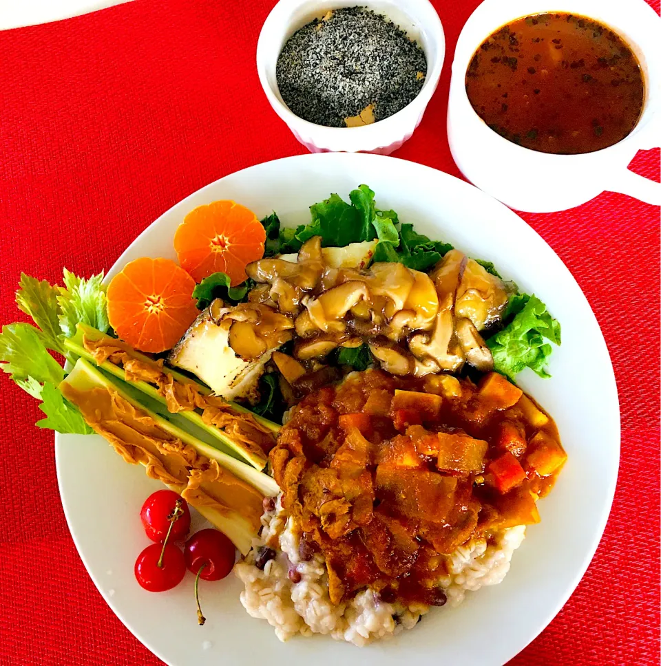 朝カレーワンプレート🍛もち麦小豆粥にスパイスチキンカレー😋セロリピーナッツバター🥜銀タラ西京漬けと芋の椎茸あんかけ💖|HAMI69さん